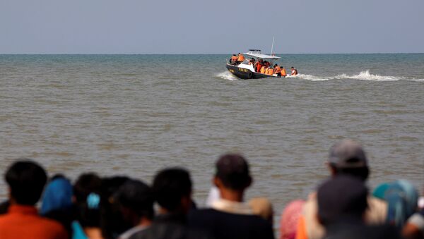El equipo de rescate en un barco mientras se dirigen al área de la catástrofe del Boeing 737 - Sputnik Mundo