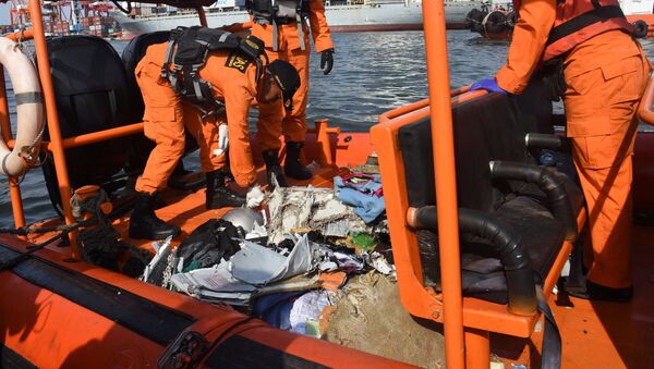 Los rescatistas recogen escombros del avión de Lion Air - Sputnik Mundo