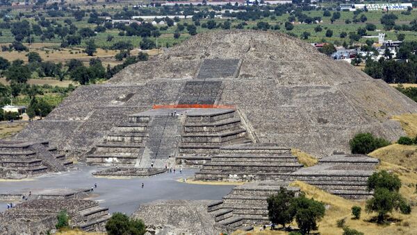 Vista de la Pirámide de la Luna en el sitio arqueológico de Teotihuacan - Sputnik Mundo