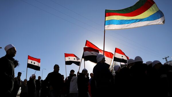 Los drusos árabes en los Altos del Golán con banderas sirias - Sputnik Mundo