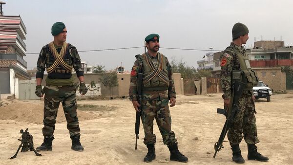 Militares afganos cerca del lugar de explosión - Sputnik Mundo