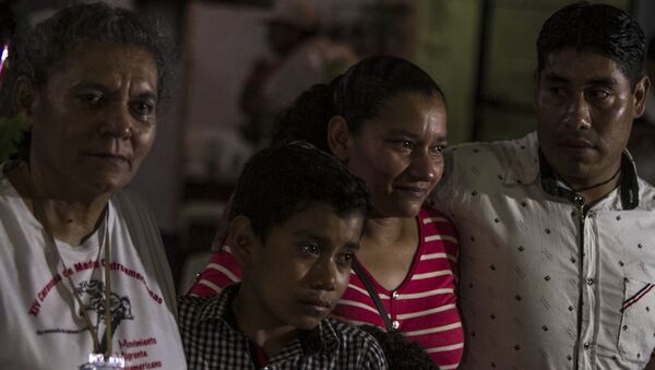 Madre e hija originarias de Honduras reunidas en México tras 14 años sin verse, durante la 14° Caravana de Madres Centroamericanas - Sputnik Mundo
