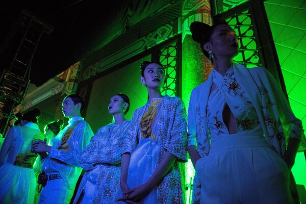 Belleza, tradición y vanguardia asiáticas: la Semana de la Moda de Pekín - Sputnik Mundo
