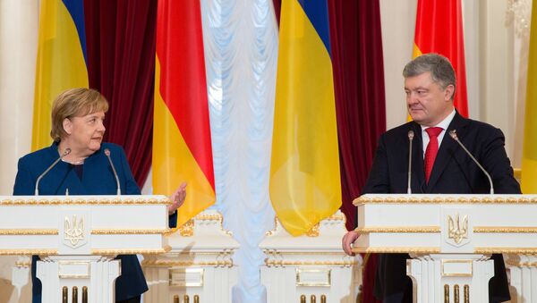 La canciller federal alemana, Angela Merkel, en una rueda de prensa conjunta con el presidente ucraniano, Petró Poroshenko, en Kiev - Sputnik Mundo