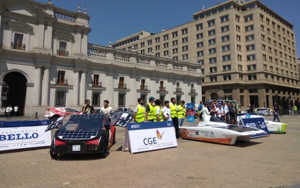 Los vehículos de la Carrera Solar Atacama frente al Palacio de la Moneda, en Santiago - Sputnik Mundo