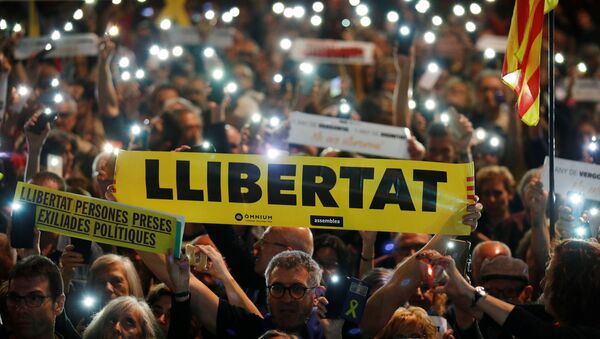 Manifestantes en Barcelona con carteles piden libertad para los presos políticos - Sputnik Mundo