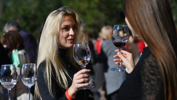 Participantes de un festival de vinos en Crimea - Sputnik Mundo