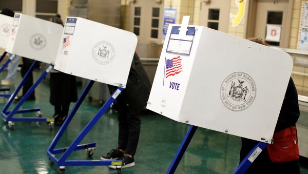 La gente vota durante las elecciones de medio término en Nueva York, EEUU - Sputnik Mundo