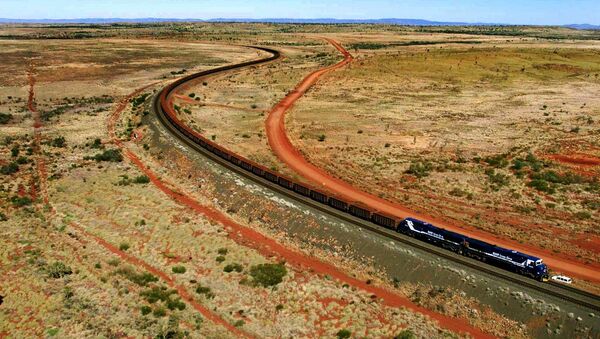 Un tren con mineral de hierro de BHP Billiton pasa por Australia Occidental - Sputnik Mundo