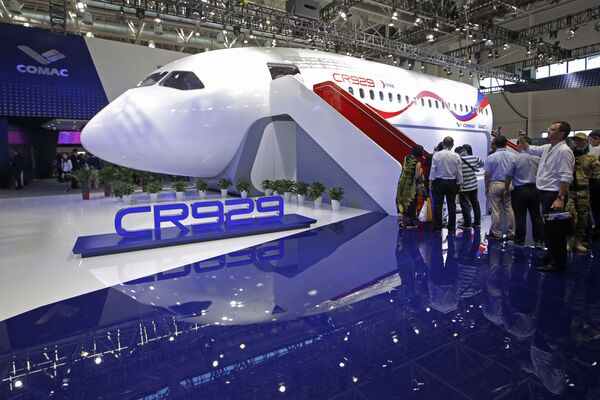 La Corporación Aeronáutica Unida (OAK) rusa y la Corporación de Aviones Comerciales (COMAC) china mostraron al mundo cómo lucirá el futuro avión de pasajeros de fuselaje ancho CR-929 - Sputnik Mundo