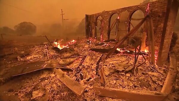 Imágenes apocalípticas de un incendio fuera de control en EEUU - Sputnik Mundo
