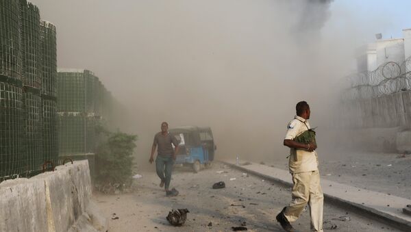 Una triple explosión de tres vehículos bomba en Mogadiscio, Somalia - Sputnik Mundo