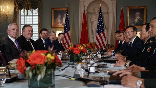 Los secretarios de Estado y de Defensa de EEUU, Mike Pompeo y James Mattis, en una reunión con sus homólogos chinos - Sputnik Mundo