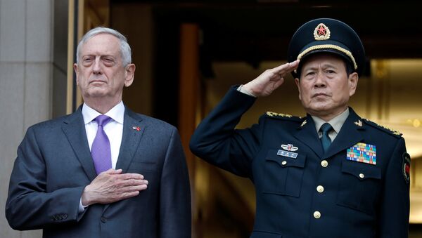 El secretario de Defensa de EEUU, James Mattis, y ministro de Defensa de China, Wei Fenghe - Sputnik Mundo