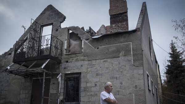 Una casa destruida en la región de Donetsk - Sputnik Mundo