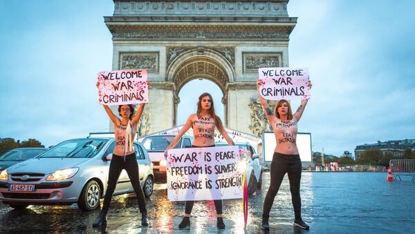 Activistas de Femen en París - Sputnik Mundo