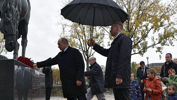 Vladímir Putin deposita una ofrenda floral ante el monumento a los soldados rusos en París - Sputnik Mundo