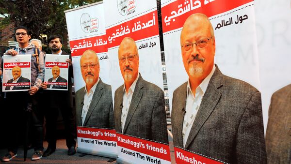 Activistas con fotos del periodista saudi, Jamal Khashoggi - Sputnik Mundo