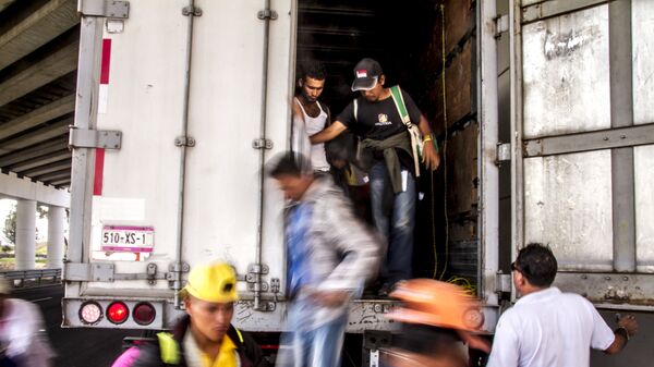 Querétaro. Decenas de migrantes bajan de uno de los transportes solidarios que ayudaron en el camino a EEUU - Sputnik Mundo