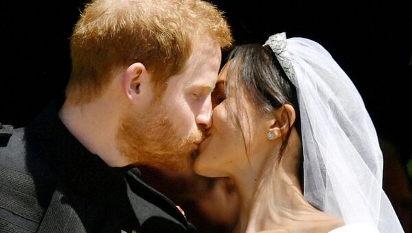 El príncipe Harry y Meghan Markle se besan después de su boda - Sputnik Mundo