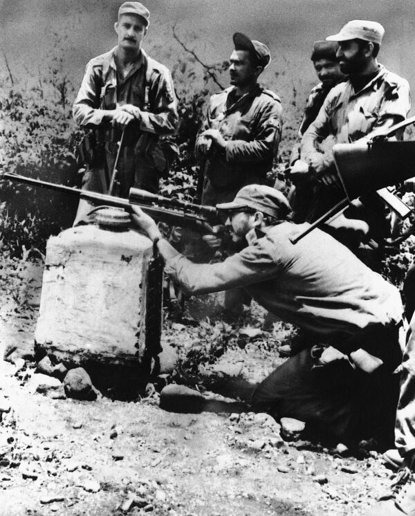 Fidel Castro en una práctica de tiro con un rifle M-1 con mira telescópica en la Sierra Maestra, en 1958 - Sputnik Mundo