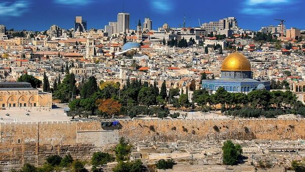 Jerusalén es considerada una ciudad sagrada para las tres principales religiones monoteístas del mundo: el judaísmo, el cristianismo y el islam. También es disputada por Palestina e Israel, que consideran la ciudad capital de sus respectivos Estados. - Sputnik Mundo