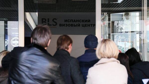 Personas esperan cerca del cerrado centro de solicitud de visados para España - Sputnik Mundo