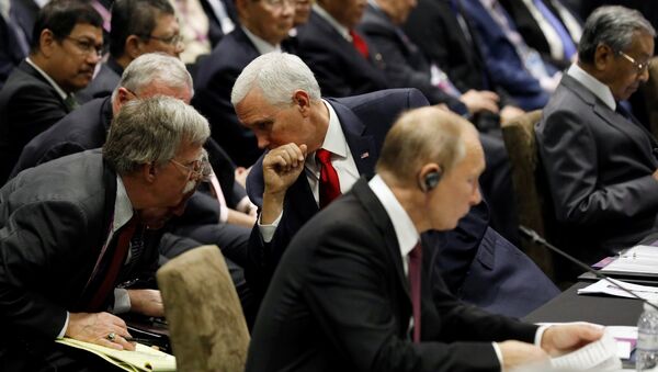 El asesor de Seguridad Nacional de la Casa Blanca, John Bolton, el vicepresidente de EEUU, Mike Pence, y el presidente de Rusia, Vladímir Putin - Sputnik Mundo