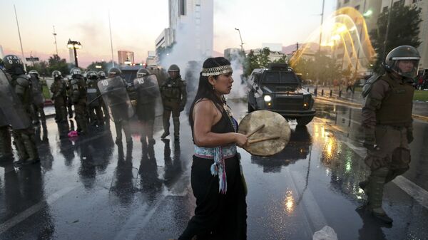 Mujer mapuche durante la manifestación del jueves 15 de noviembre, por la muerte de Camilo Catrillanca - Sputnik Mundo