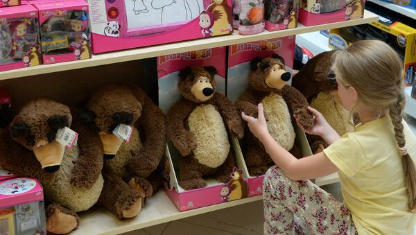 Una niña con juguetes del dibujo animado Masha y el oso en una tienda infantil - Sputnik Mundo