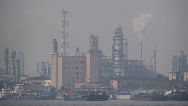 Una refinería de petróleo en China (archivo) - Sputnik Mundo