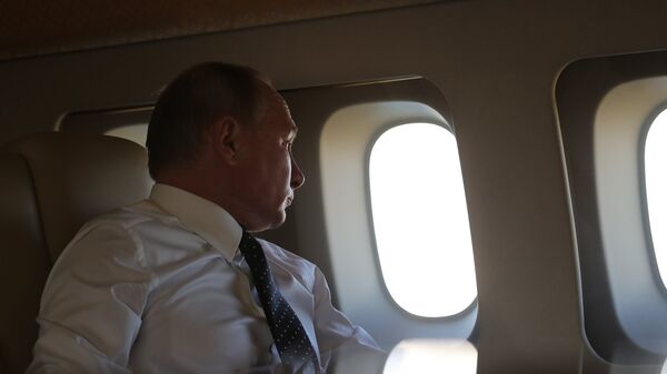 Vladímir Putin, presidente de Rusia, a bordo de un avión (archivo)  - Sputnik Mundo