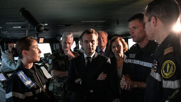 Emmanuel Macron (centro), presidente de Francia - Sputnik Mundo