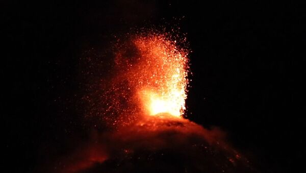 Nueva erupción del peligroso volcán de Fuego en Guatemala - Sputnik Mundo