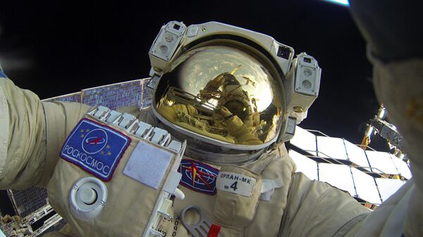 Cosmonauta ruso durante una caminata espacial   - Sputnik Mundo