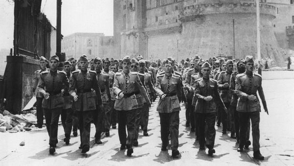 Soldados de la Fuerza Expedicionaria Brasileña (FEB) marchan a través del puerto de Nápoles, en julio de 1944 - Sputnik Mundo