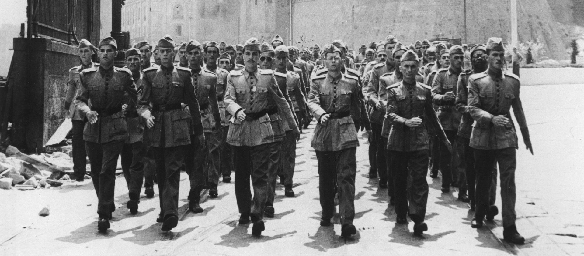 Soldados de la Fuerza Expedicionaria Brasileña (FEB) marchan a través del puerto de Nápoles, en julio de 1944 - Sputnik Mundo, 1920, 08.05.2020