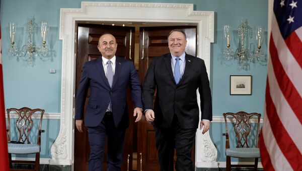 El secretario de Estado de EEUU, Mike Pompeo con su homólogo de Turquía, Mevlut Cavusoglu - Sputnik Mundo