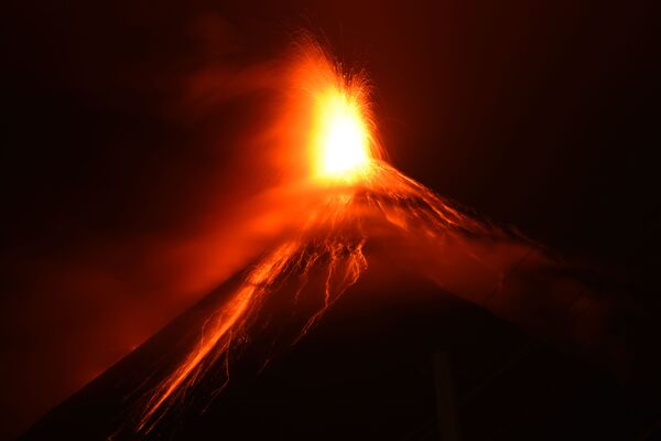 Espeluznantes imágenes de la erupción del volcán de Fuego en Guatemala - Sputnik Mundo