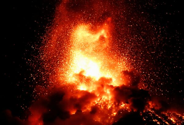 Espeluznantes imágenes de la erupción del volcán de Fuego en Guatemala - Sputnik Mundo