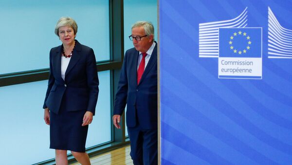 La primera ministra británica, Theresa May, y el presidente de la Comisión Europea, Jean Claude Juncker - Sputnik Mundo