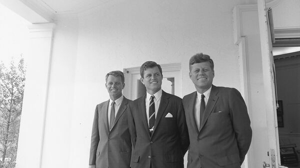 Президент США Джон Кеннеди с братьями, 1963 - Sputnik Mundo