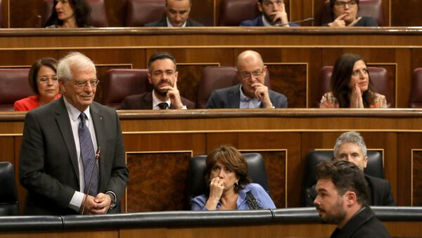 Diputado de Esquerra Republicana de Catalunya (ERC), Gabriel Rufián, acusando al canciller español, Josep Borrell, en el Congreso de los Diputados de España - Sputnik Mundo