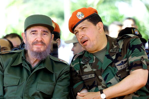 Fidel Castro y Hugo Chávez conversan en Venezuela durante un viaje del líder cubano en 2001 - Sputnik Mundo