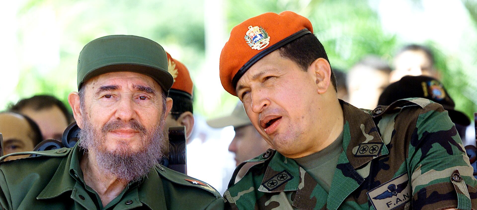 Fidel Castro y Hugo Chávez conversan en Venezuela durante un viaje del líder cubano en 2001 - Sputnik Mundo, 1920, 25.11.2018