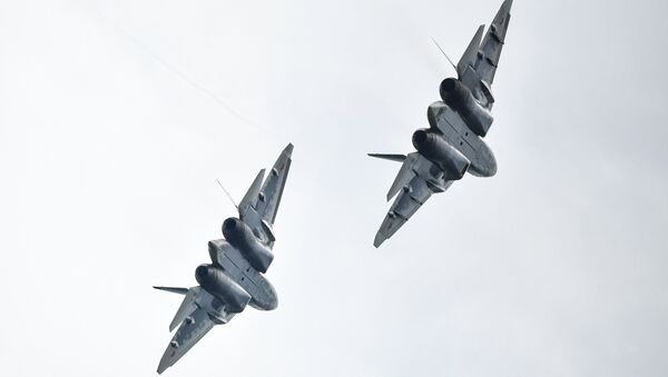 Dos cazas Su-57 vuelan lado a lado (archivo) - Sputnik Mundo