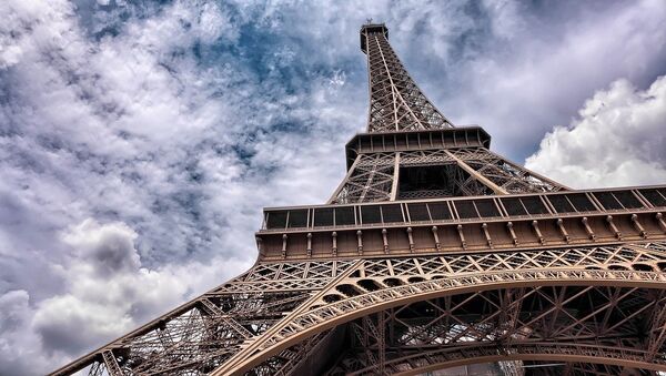La Torre de Eiffel en París (Francia) - Sputnik Mundo