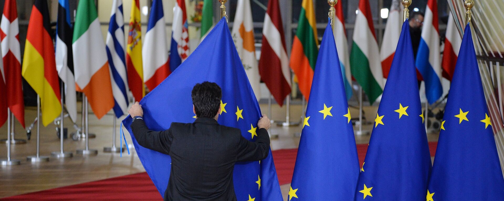 Las banderas de los países de la UE y bandera de la UE en Bruselas - Sputnik Mundo, 1920, 16.11.2020