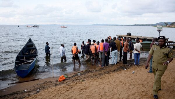 Rescatistas en en el lago Victoria tras naufragio - Sputnik Mundo
