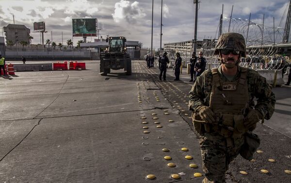 Elementos del Ejército de EEUU ponen barricadas del lado mexicano de la frontera en la garita San Ysidro - Sputnik Mundo